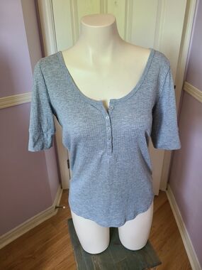 H&M Light Gray Ribbed Henley Scoop Neck Short Sleeve Top